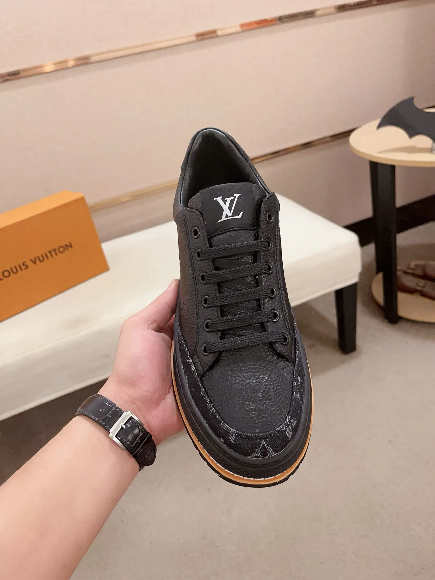 Men's shoes💰 400💰Louis Vuitton (Louis Vuitton/LV) top 🔍🔍 new models are on sale at the same time, the upper 🇮🇹 imported first-layer cowhide from Italy, fully imported sheepskin lining 💪💪, completely 1⃣️ to 1 ⃣️Re-engraved🇮🇹💪💪, ⚠Sole: The original sole is specially provided by the original factory, the exclusive movable molded sole is super comfortable, ⚠The original factory follows the order, 🔍🔍high quality, you can enter and exit the counter at will, welcome to compare⚠. Code number: 38-44. Can be customized for 45 non-refundable!